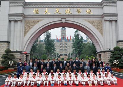 La delegación del Real Madrid, con los representantes del Guangzhou y los niños de la escuela de fútbol