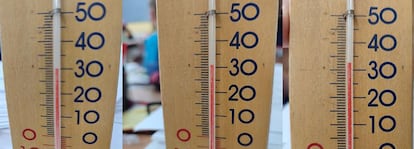 Tres fotos muestran la subida del termómetro en un aula del sur de la región de Madrid este jueves hasta la hora del recreo. Foto cedida por el sindicato CSIF.