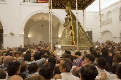 Los almonteños sacan de la ermita a hombros a la Virgen del Rocío, iniciando de esta manera la procesión.