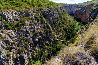 Esta senda entre puente colgantes parte del pueblo de Chulilla, a una hora de Valencia, en los alrededores del parque natural de Chera. La historia de sus pasarelas se remonta a la construcción del embalse de Loriguiña, cuando se habilitaron para facilitar el paso a los obreros por el cañón del río Turia. Se levantó un puente fijo y otro colgante, aunque ambos cayeron y fue en 2013 cuando se volvieron a construir. Los dos están sostenidos ahora por cables de acero: el más alto, a 15 metros sobre el río, tiene 21 metros de recorrido y el segundo, más bajo (5 metros y medio de altura), cuenta con 28 metros de longitud. Al pasar el segundo puente, la ruta continúa por la margen derecha del río. Además de senderistas, que suelen aprovechar las zonas de baño del remanso de las mulas y el charco azul, la zona es frecuentada por escaladores. Mejor evitar ir en fin de semana, pues la afluencia de caminantes es alta. Se puede aparcar el coche en el pueblo (cuesta 4 euros), aunque también hay zonas donde dejarlo a lo largo del sendero. Más información: <a href="http://www.chulilla.es/" target="_blank">www.chulilla.es</a>