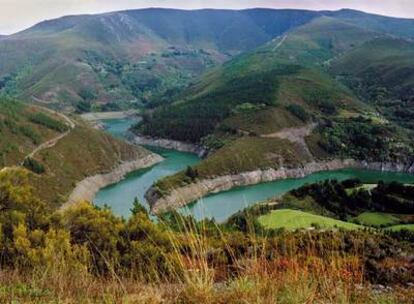 Embalse de Salime, en el río Navia, a su paso por el municipio lucense de Negueira de Muñiz.