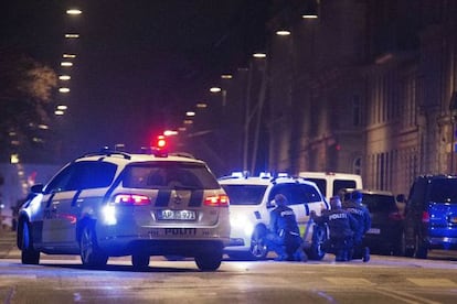 Policías vigilan el centro de Copenhague tras el segundo tiroteo