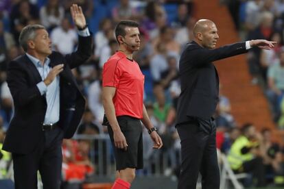 El entrenador del Real Madrid, el francés Zinedine Zidane (d), y el del Villarreal, Fran Escribá (i), durante el partido entre ambos equipos de la quinta jornada de la Liga de Primera División que se juega en el estadio Santiago Bernabéu.