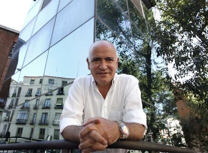 Juan Luis Iborra, el lunes frente al mercado de la Cebada, a unos pasos del teatro donde estrena su debut teatral como director.