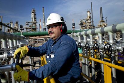 Un empleado de la refinería de Ecopetrol en Barrancabermeja, la mayor de Colombia.