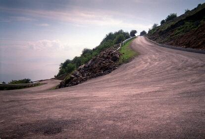 Las primeras rampas del Angliru son relativamente suaves. El tramo complicado comienza en el kilómetro siete de la ascensión con la curva de Les Cabanes, que aparece en la imagen. Posee un desnivel del 22%.