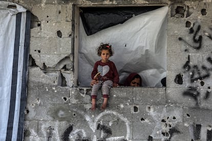 Se ve a una niña mientras palestinos examinan los escombros del edificio completamente derrumbado y buscan objetos utilizables tras un ataque aéreo llevado a cabo por el ejército israelí contra una casa perteneciente a la familia Abdulhadi en la ciudad de Khan Yunis, en el sur de la Franja de Gaza, el 6 de abril de 2025.