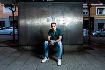 Raúl Pérez frente a un quiosco de prensa en el barrio Ibiza de Madrid.