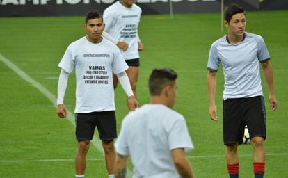 Orbelín Pineda muestra su camiseta con la leyenda.