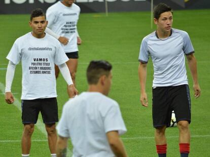 Orbelín Pineda muestra su camiseta con la leyenda.