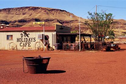 Perdida en el desértico estado de Western Australia, Wittenoom no ha desaparecido del todo, pero probablemente esté a punto de hacerlo. De hecho, oficialmente ya no es una población ni disfruta de los servicios públicos que tuvo como sede de la industria minera del asbesto hasta mediados de la década de 1960, cuando la preocupación sanitaria respecto a este material que obstruye los pulmones recomendó su desalojo. Quedan un puñado de habitantes y resulta difícil llegar (requiere un largo viaje en automóvil de 1.100 kilómetros hacia norte desde Perth). El Karijini National Park, con profundos cañones y atractivas pozas para nadar puede hacer que la aventura merezca la pena (www.westernaustralia.com).