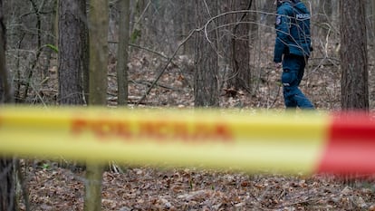 Un policía inspecciona una zona cercana al lugar del atentado contra Leonid Volkov, este miércoles en Vilnius (Lituania).