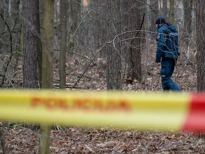 Un policía inspecciona una zona cercana al lugar del atentado contra Leonid Volkov, este miércoles en Vilnius (Lituania).