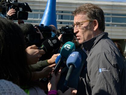 El presidente de la Xunta, Alberto Núñez Feijóo, atiende a los medios de comunicación a su llegada este domingo al Campeonato de España de Atletismo en Pista Cubierta en Ourense.