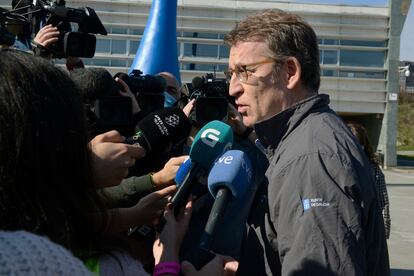 El presidente de la Xunta, Alberto Núñez Feijóo, atiende a los medios de comunicación a su llegada este domingo al Campeonato de España de Atletismo en Pista Cubierta en Ourense.