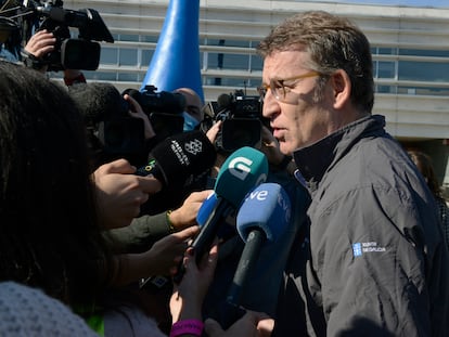 El presidente de la Xunta, Alberto Núñez Feijóo, atiende a los medios de comunicación a su llegada este domingo al Campeonato de España de Atletismo en Pista Cubierta en Ourense.