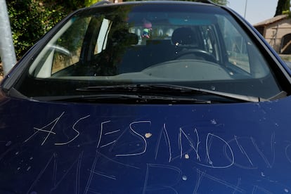 El coche del padre del autor confeso del crimen del niño de 11 años en Mocejón, Toledo, con señales de vandalismo este miércoles.