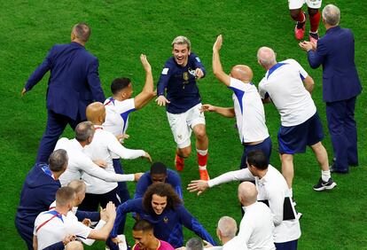 Los jugadores franceses, con Antoine Griezmann en último lugar, celebran el pase a la final con parte del cuerpo técnico.