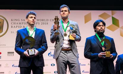 Magnus Carlsen tras recibir la medalla de oro del Mundial relámpago; a la izquierda, Jan Duda, plata; a la derecha, Hikaru Nakamura, bronce