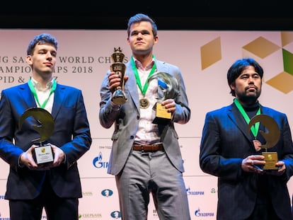 Magnus Carlsen tras recibir la medalla de oro del Mundial relámpago; a la izquierda, Jan Duda, plata; a la derecha, Hikaru Nakamura, bronce