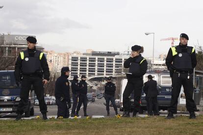 Polic&iacute;as municipales, en primer t&eacute;rmino, desplegados en el Campo de las Naciones.