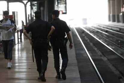 Dos policías patrullan en la estación de Atocha, en Madrid.