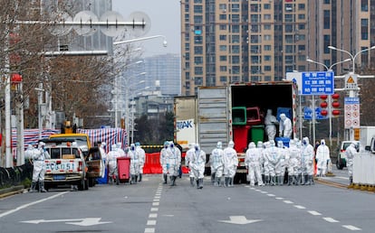 Técnicos desinfectando un mercado, el sábado 4 en Wuhan (China).