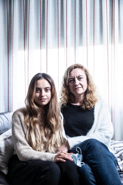 Paula Salcedo junto a su madre, María Jesús Cañas, el 13 de mayo de este año en su casa, en Madrid.