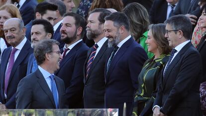 Alberto Núñez Feijóo (a la izquierda) y Santiago Abascal sonríen durante el desfile del pasado 12 de octubre.