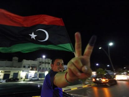 Un hombre celebra con el signo de la victoria el final del primer d&iacute;a de votaciones en Libia.