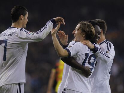 Luka Modric celebra su gol con Essien y Ronaldo.