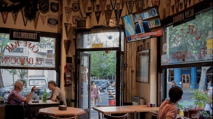 Clientes de un bar en Buenos Aires veían el martes el mensaje televisado de Luis Caputo, ministro de Economía de Milei.