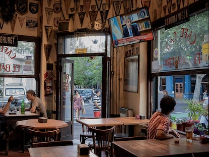 Clientes de un bar en Buenos Aires veían el martes el mensaje televisado de Luis Caputo, ministro de Economía de Milei.