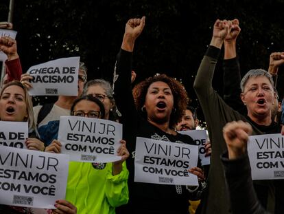 Manifestantes en favor de Vinicius se manifiestan ante el consulado de España en San Pablo, Brasil.