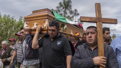 Familiares del ambientalista Homero Gómez, durante su funeral en enero.