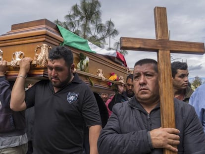 Familiares del ambientalista Homero Gómez, durante su funeral en enero.