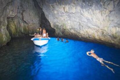 Turistas en la gruta azul de Palinuro, en el Cilento.