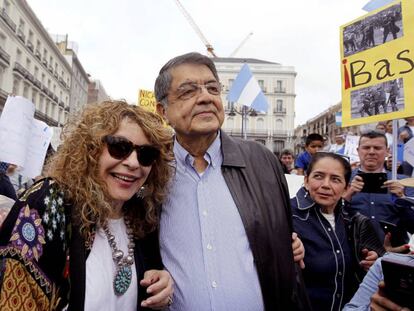 El escritor nicaragüense Sergio Ramírez, junto a la escritora Gioconda Belli, en la concentración en la Puerta del Sol.