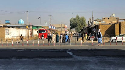 Membros do Talibã reunidos perto da mesquita xiita em Kandahar, onde as explosões ocorreram nesta sexta-feira.