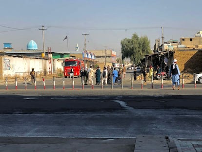 Membros do Talibã reunidos perto da mesquita xiita em Kandahar, onde as explosões ocorreram nesta sexta-feira.