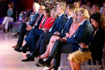 De izquierda a derecha: Carlos Núnez, presidente ejecutivo de Prisa Media; Margarita Robles, ministra de Defensa; Nadia Calviño,  vicepresidenta primera y ministra de Asuntos Económicos del Gobierno de España; el rey Felipe; Joseph Oughourlian, presidente de Prisa; Amanda Mars, directora de CincoDías y Juan Cantón director general de Prisa Media.