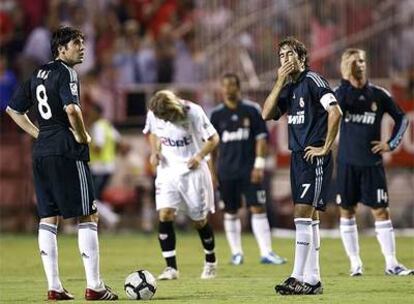 Kaká y Raúl, ante el segundo gol del Sevilla.