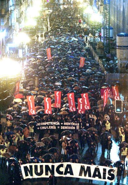 Manifestación por las calles de Vigo (Pontevedra) para protestar por la situación de la costa gallega tras el desastre causado por el vertido de fuel del petrolero.
