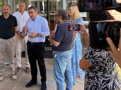 El consejero de Educación de la Generalitat Valenciana, José Antonio Rovira, atiende a perjudicados por los errores en la adjudicación de plazas la semana pasada a las puertas de la consejería.