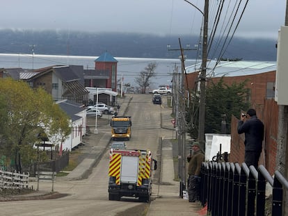 Les pompiers, ce vendredi matin après le tremblement de terre dans le chilien Puerto Williams en raison de la possibilité de patrouille de tsunami dans des zones proches de la plage.