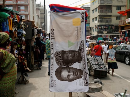 Toalla con la imagen de la moneda nigeriana, el naira, en un mercado de Lagos, en una foto de archivo.