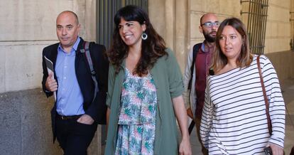 La l&iacute;der de Podemos Andaluc&iacute;a, Teresa Rodr&iacute;guez (centro), en los juzgados.