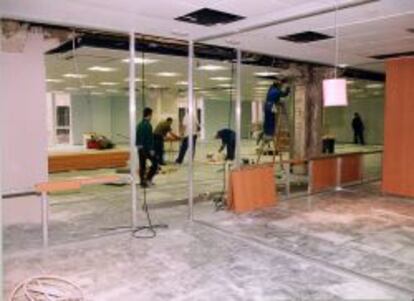 Obras de rehabilitación en un edificio de oficinas.