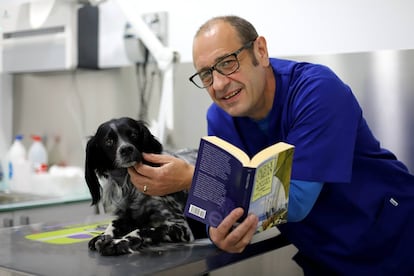 <B>FELIP REBLED</B> (50 anys), veterinari a Girona. Llibre: 'Emmy. Capitán de navío', de Patrick O’Brian. “Per les descripcions de navegació i les tècniques mèdiques en batalles navals”.