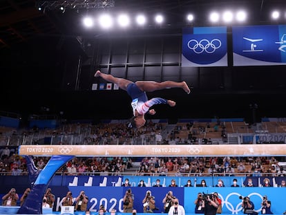 La gimnasta estadounidense Simone Biles durante la final en la barra de equilibrios